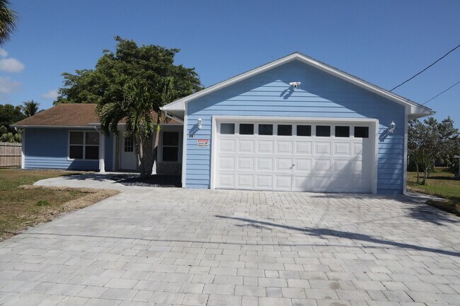 Building Photo - 2341 SE Maslan Ave