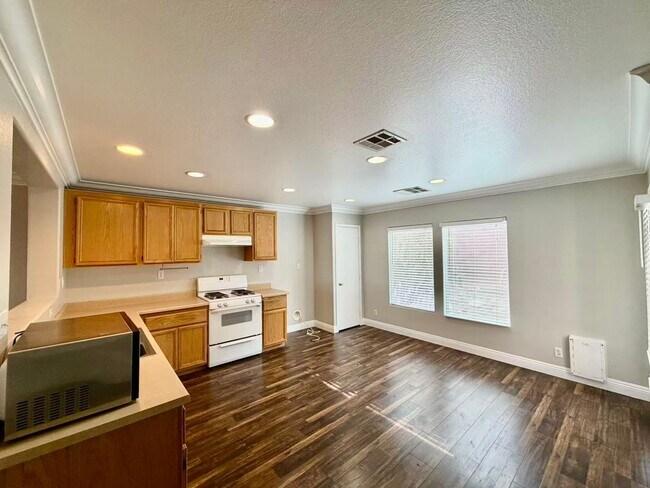 Building Photo - Beautiful two-story home featuring 3 bedrooms, 2.5 bathrooms