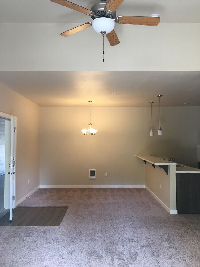 Building Photo - Beautiful 2 bedroom, super cute floorplan, laundry room with full size washer and dryer!