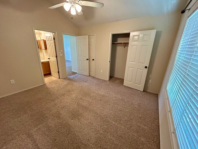 Building Photo - 184 Prairie Springs Loop