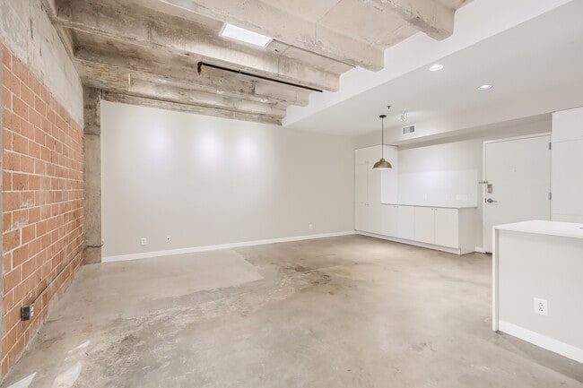 Building Photo - 1115 S Alamo St