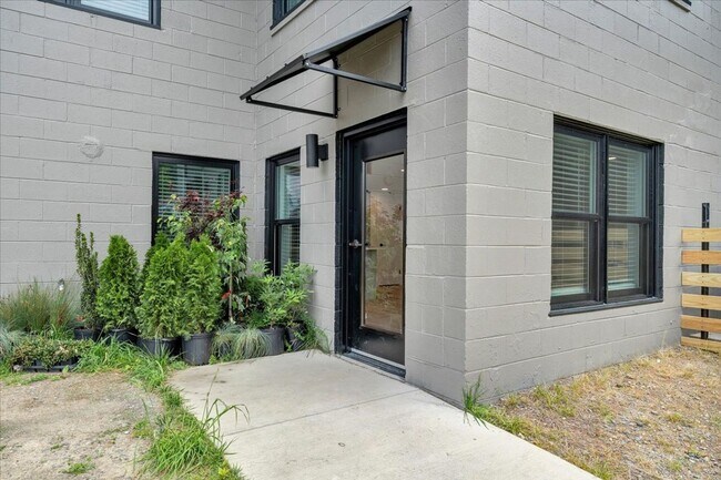 Building Photo - 528 E Cleveland Ave