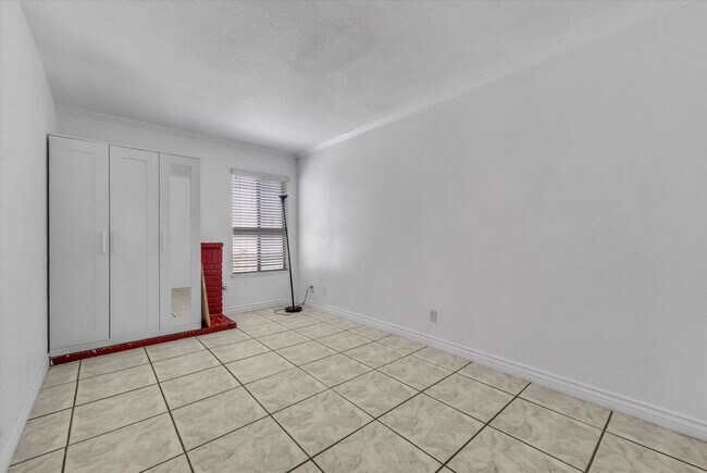 Building Photo - 5958 Quiroz Dr