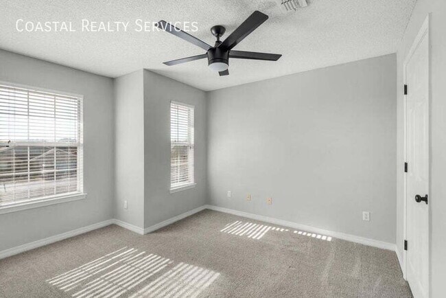 Building Photo - 9756 Seafarers Way-