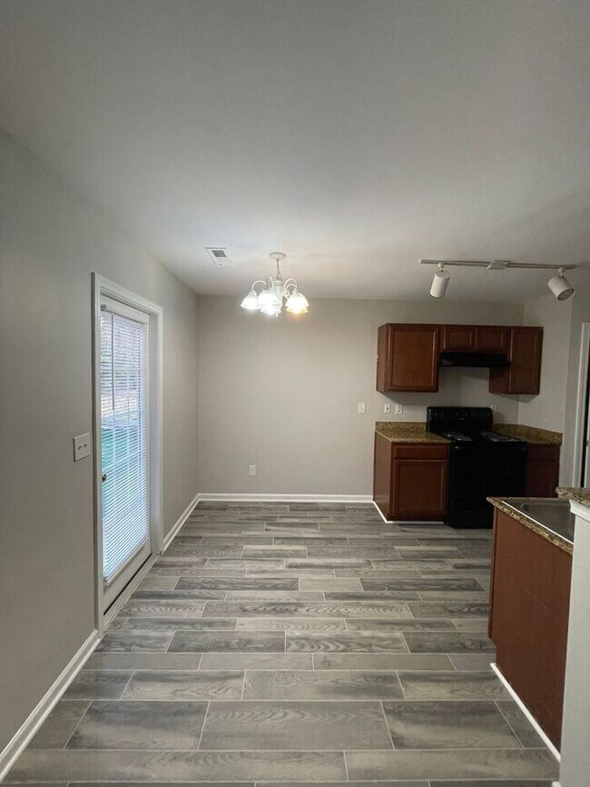 Building Photo - Spacious 4 bedroom, 2 full bath, 2 story town home