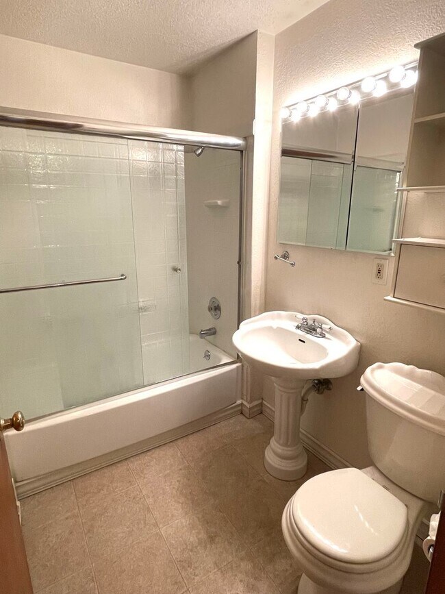 Building Photo - Peaceful 55+ Living | 2 Bed, 1 Bath Apartment with Golf Course Views — Kennewick, WA