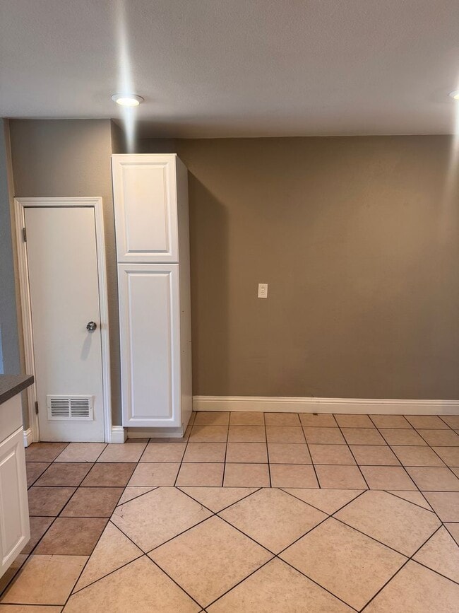 Building Photo - Beautifully Updated 4/2 in Old Fig