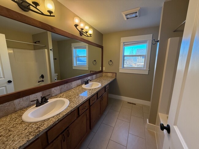 Building Photo - 25 Baldy Ct