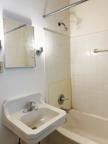 Building Photo - 19 W Main St