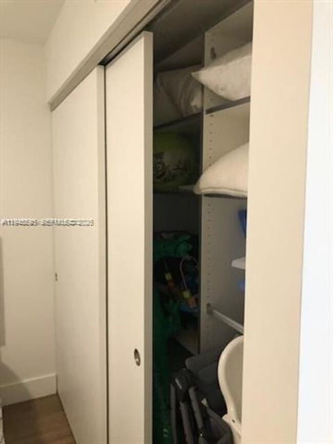 Building Photo - 9821 E Bay Harbor Dr