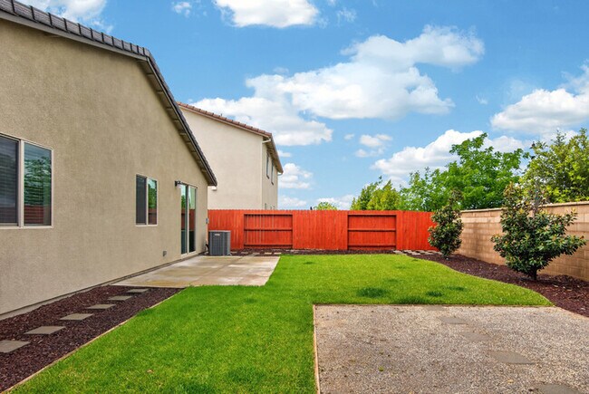 Building Photo - Gorgeous West Roseville Solar Home