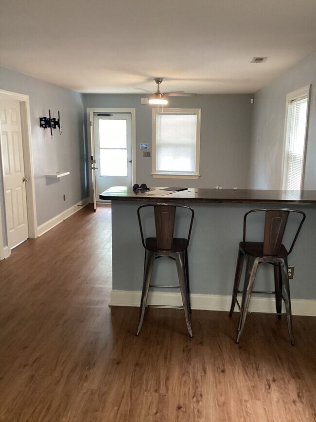 Building Photo - DOWNTOWN WILMINGTON - 2 BD/1 BA - 2 blocks...