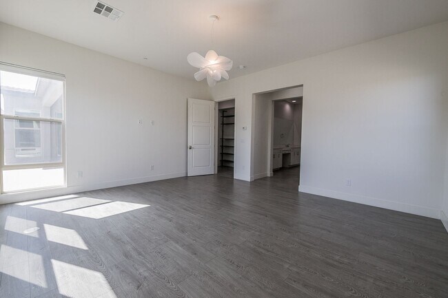 Building Photo - Luxury Living in Inspirada’s Gated Escala Community!