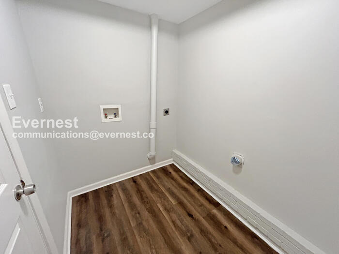 Building Photo - 542 Newcastle Rd