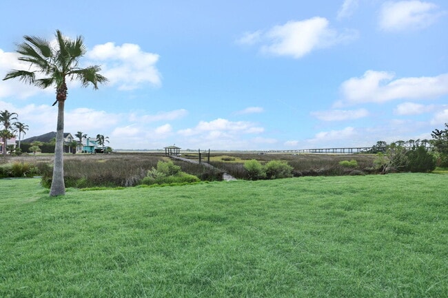 Building Photo - Welcome to your Florida lifestyle! 5 bedro...