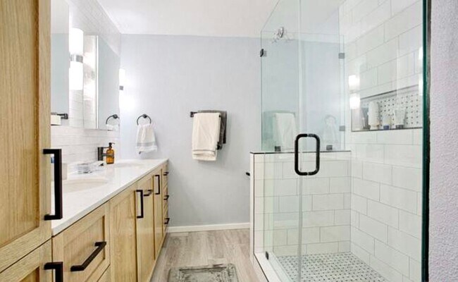Building Photo - Amazing West LA Location - 2 bd / 2.5 ba T...