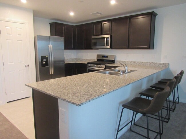 Building Photo - 3 Bedroom Townhome located near Nellis Base!