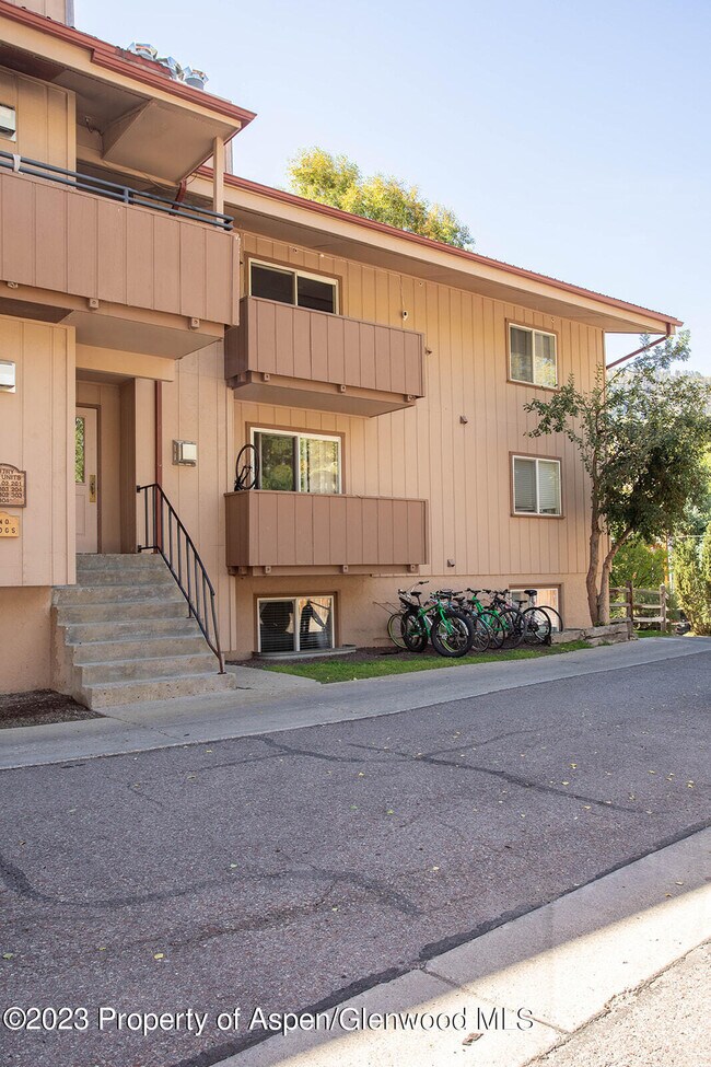 Building Photo - 326 Midland Ave