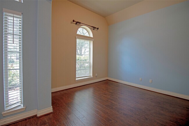 Building Photo - 2019 Sunset Springs Dr