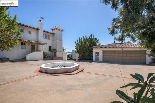 Building Photo - Luxury Upper Piedmont Estate