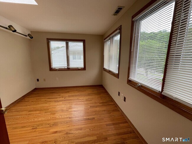 Building Photo - 54 Ivy Ln
