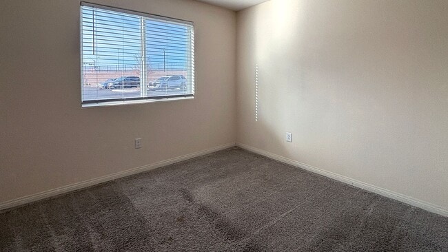 Building Photo - Wonderful 3 Bedroom townhouse with a 1 car garage - 3 levels located in North Las Vegas