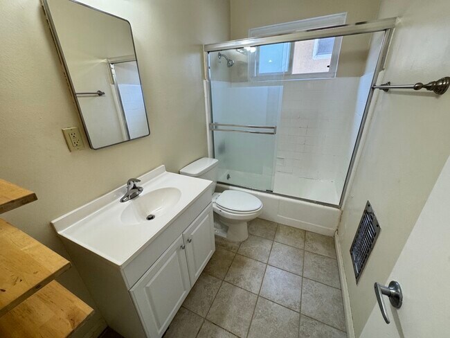 Building Photo - 521 S Manhattan Pl