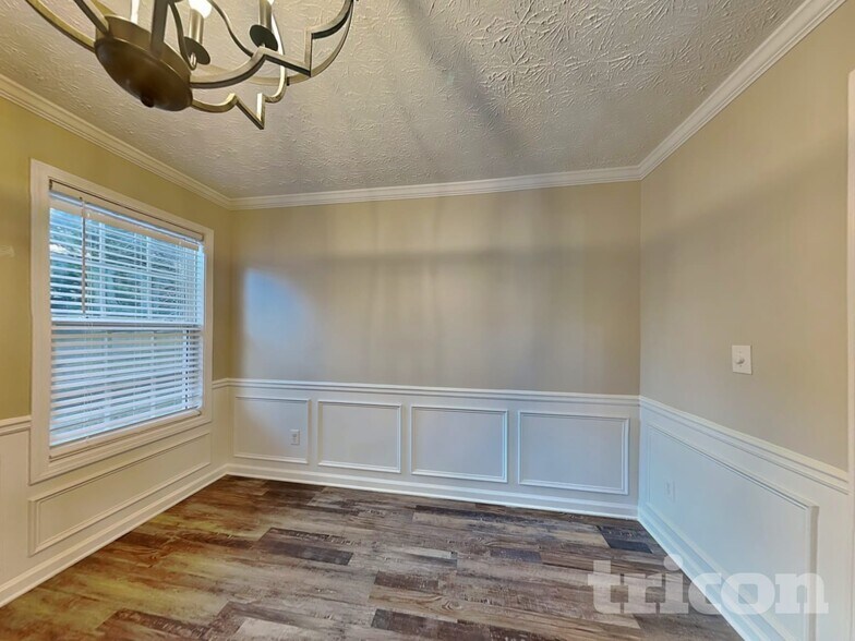 Building Photo - 915 Chapel Hill Dr SE