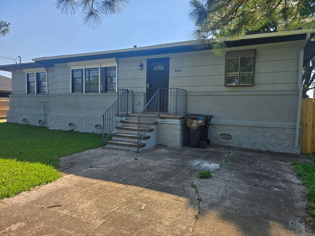 Building Photo - Single Family Home 6 Bedroom 2 Baths