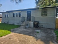 Building Photo - Single Family Home 6 Bedroom 2 Baths