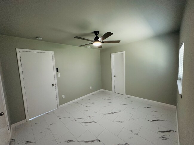 Building Photo - 2504 Avon Dr