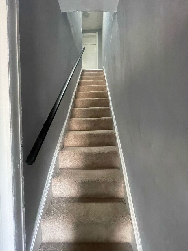 Building Photo - Three Bedroom One Bathroom Ready For ASAP Move In