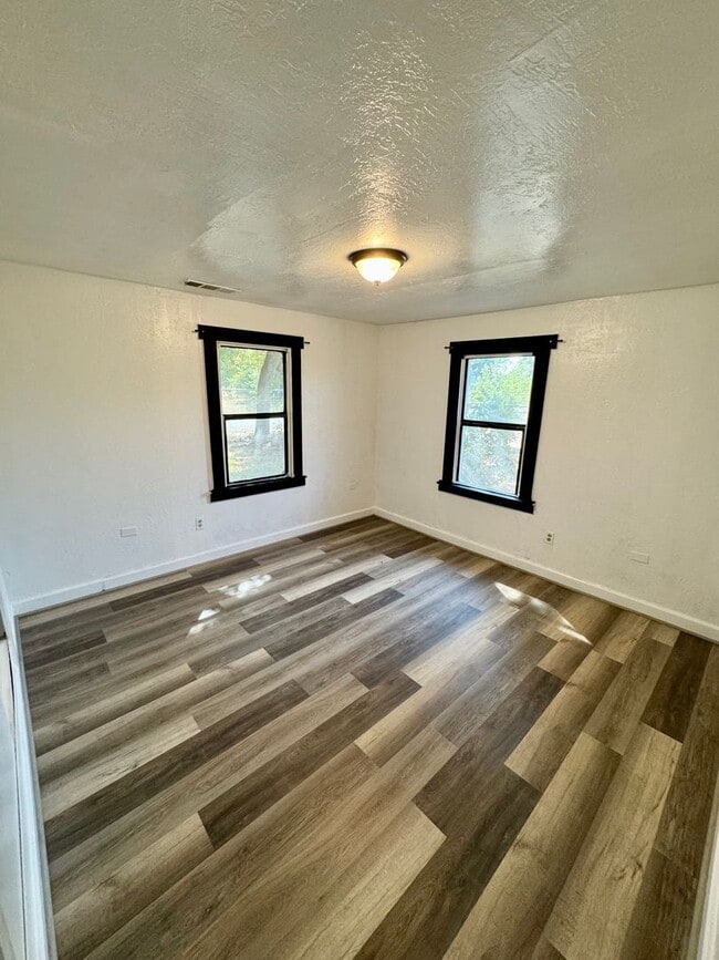 Building Photo - New Rate! Charming Country Retreat Surroun...