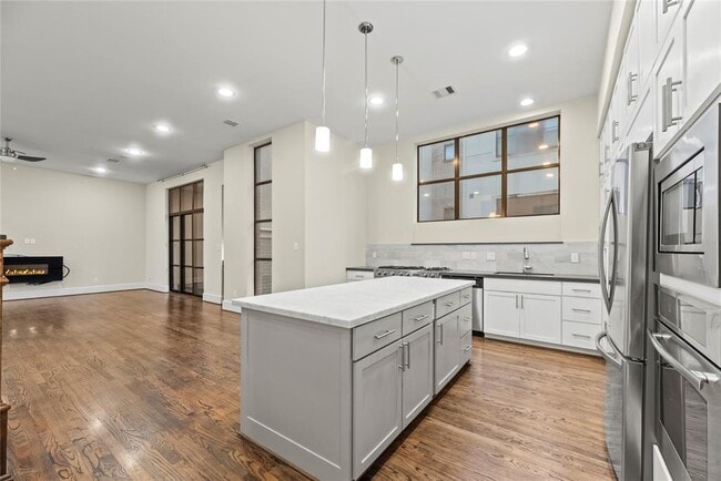 Building Photo - 4813 Caroline St