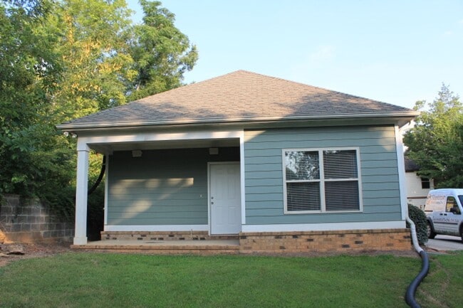 Building Photo - Two Bedroom Near Downtown Available!
