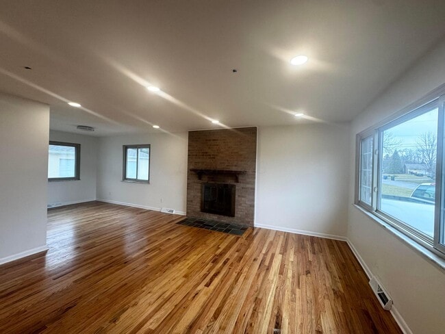 Building Photo - 3640 Tillbury Ave