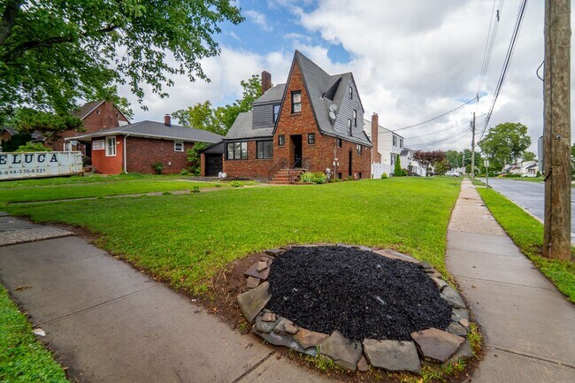 Building Photo - 2215 N Wood Ave