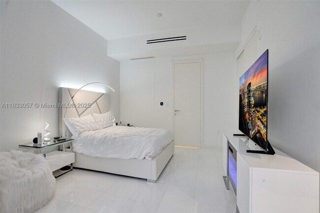 Building Photo - 300 Biscayne Blvd