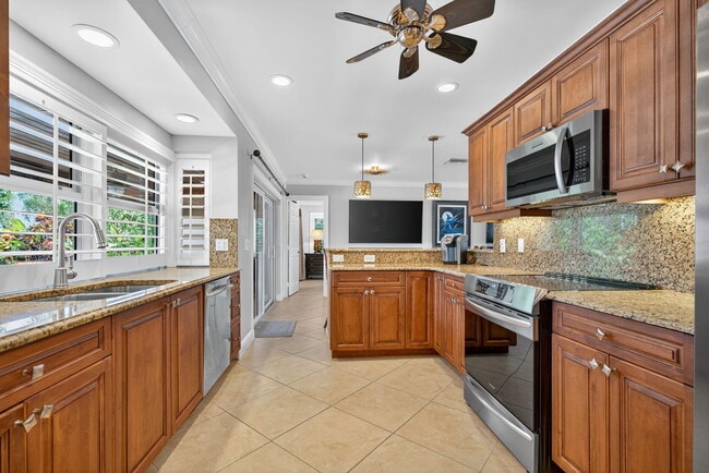 Building Photo - 728 Waterway Dr