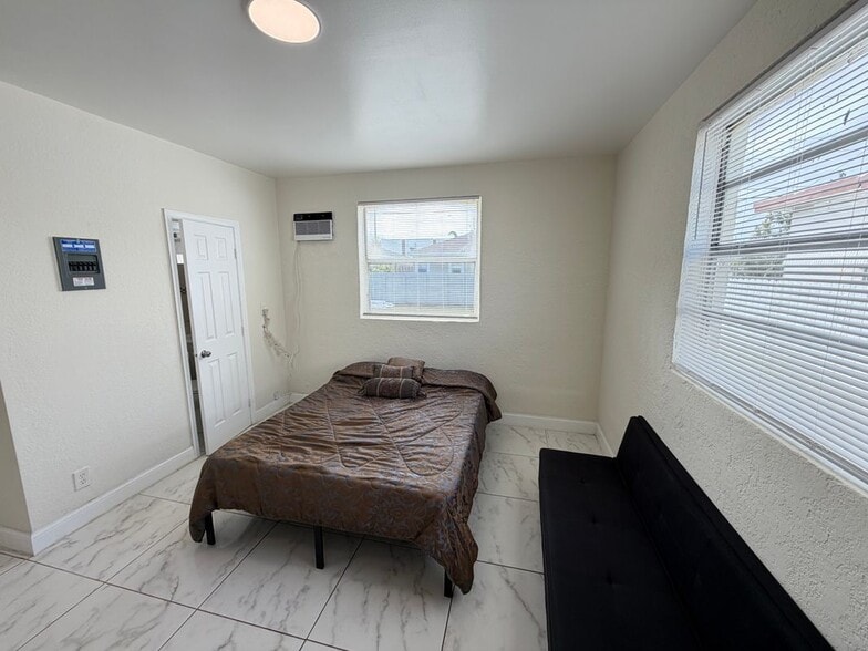 Building Photo - 912 NW 9th Ave