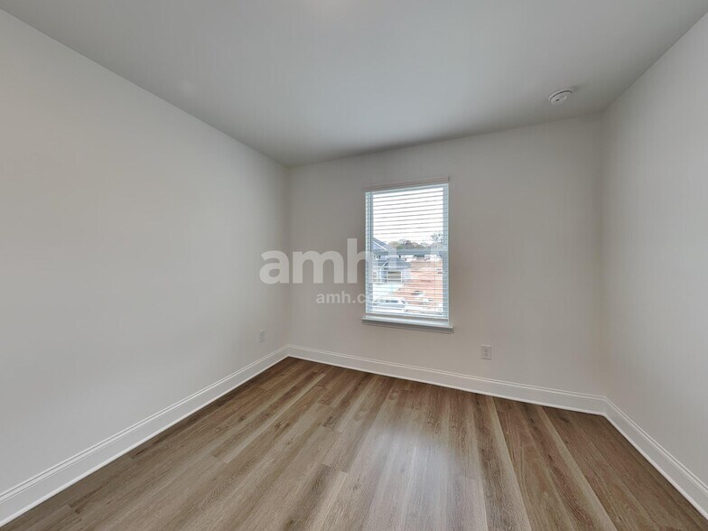 Building Photo - 496 Pointe Dr