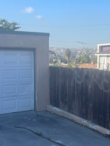 Building Photo - 102 W Hall Ave