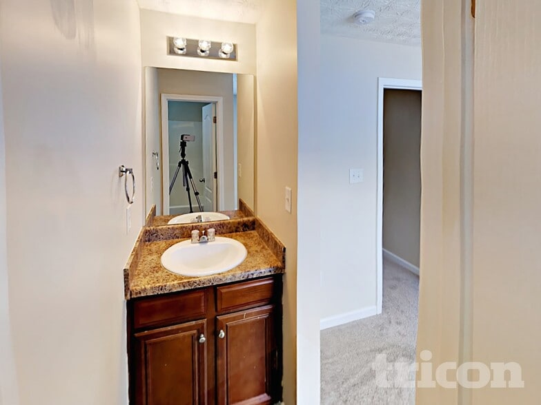 Building Photo - 1047 Wedgewood Ct NE