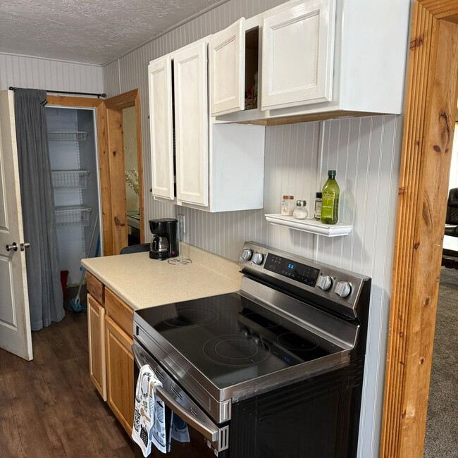 Building Photo - Fully Furnished Spacious 3 Bed 2 Bath, Pet Friendly Home in Orchard Mesa All Utilities Included!