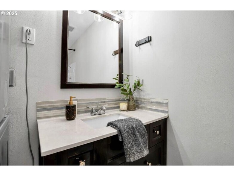 upper full bath vanity - 8325 SW Terwilliger Blvd