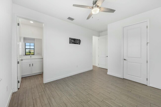 Building Photo - 601 SE Fascino Cir