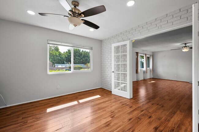 Building Photo - 1605 Carmel Cir E