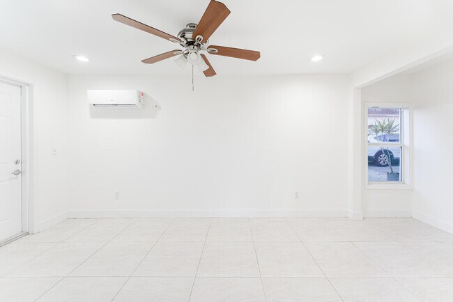 Building Photo - 364 E Palmetto Park Rd