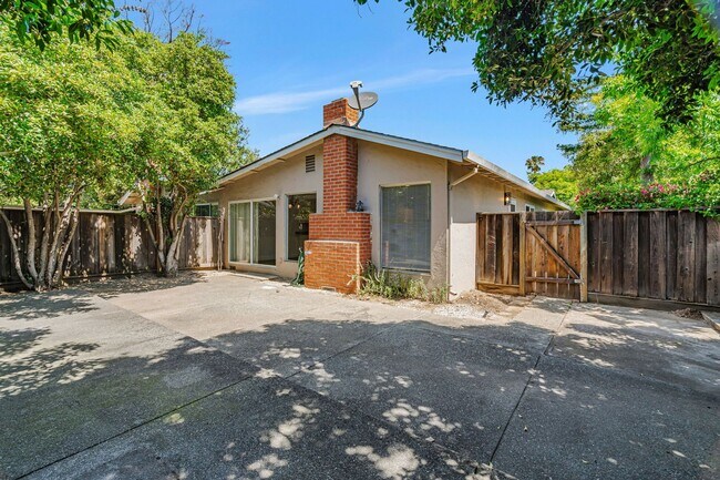 Building Photo - 652 Vasona Ave