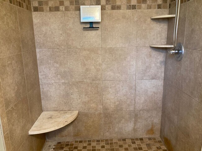 Building Photo - 3 bed 2 bath house, 1-car garage and fenced-in yard! Available May 15